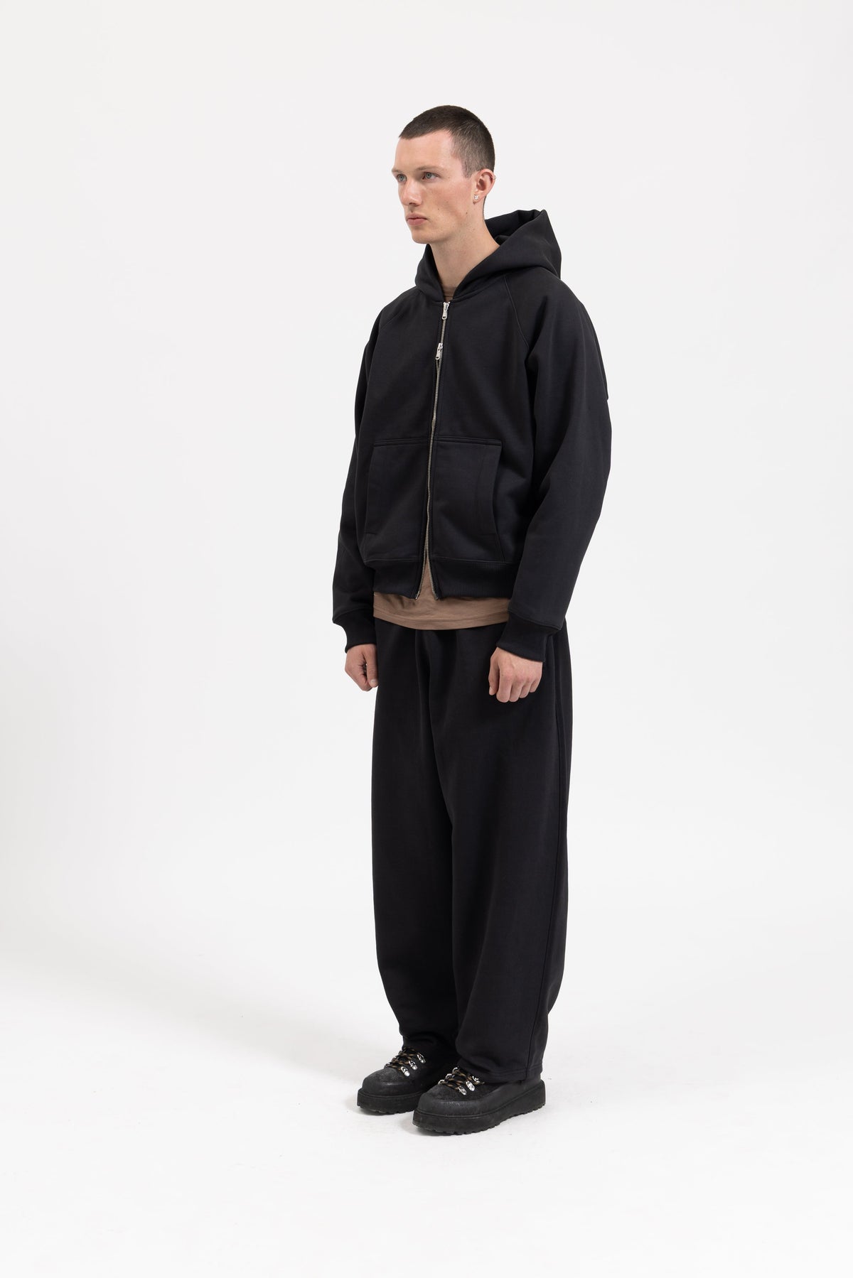 SIGNATURE UNCUFFED JOGGERS - BLACK