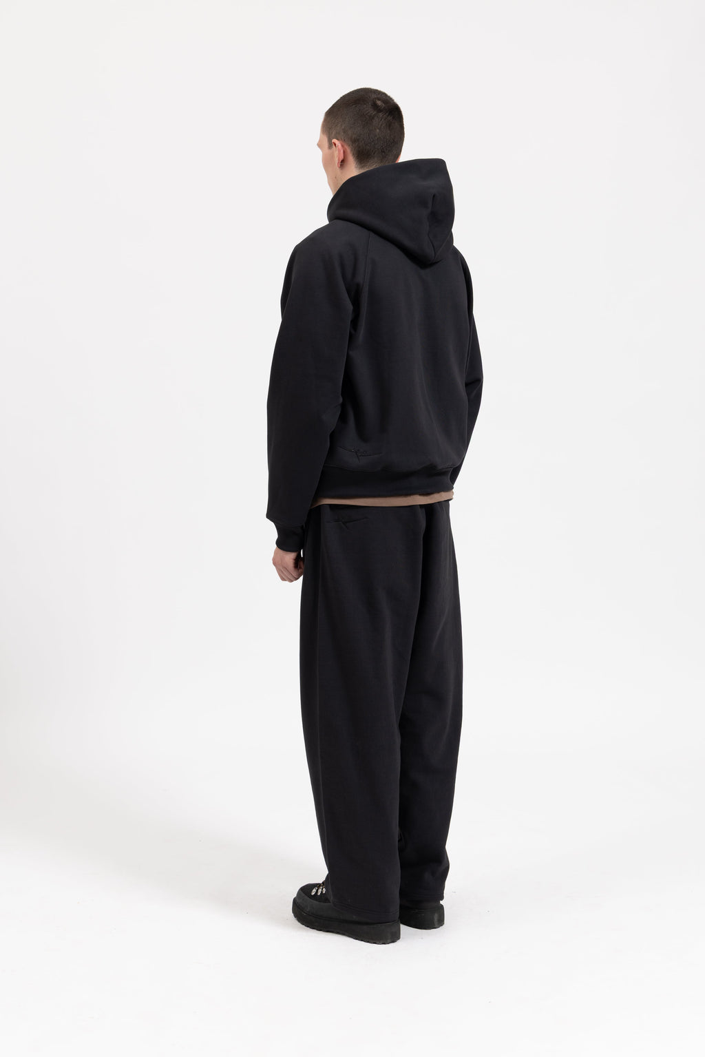 SIGNATURE UNCUFFED JOGGERS - BLACK